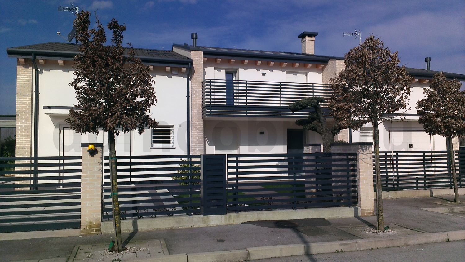 Фото двухэтажного дома с забором использующих кирпич ручной формовки S.Anselmo Roma