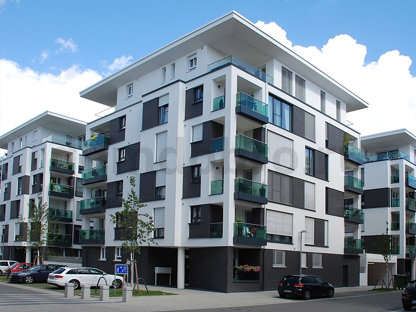 Фотографии многоэтажного дома с клинкерной фасадной плиткой Stroeher Keravette 330 graphit