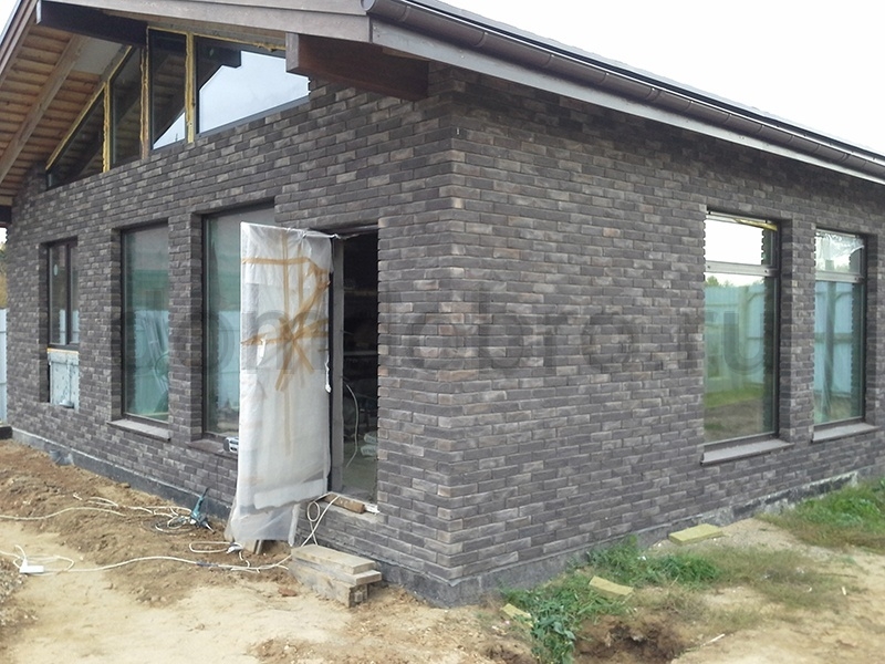 Одноэтажный дом с камином из кирпича ручной формовки Донские зори Бронницкий узорный