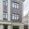 Фото трехэтажного здания с клинкерной фасадной плиткой Stroeher Keravette 825 sherry